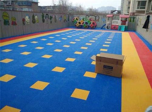 幼儿园悬浮拼装地板怎么样 难怪现在的幼儿园装修都用它(图4) 幼儿园悬浮拼装地板怎么样 难怪现在的幼儿园装修都用它(图4)