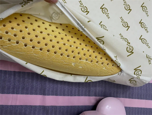 乳胶枕发黄掉渣还能用吗(图1) 乳胶枕发黄掉渣还能用吗(图1)