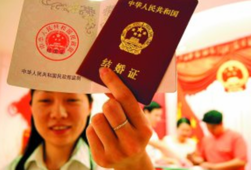 现在的离婚证是什么颜色 离婚证是哪一年换成红色的(图1) 现在的离婚证是什么颜色 离婚证是哪一年换成红色的(图1)