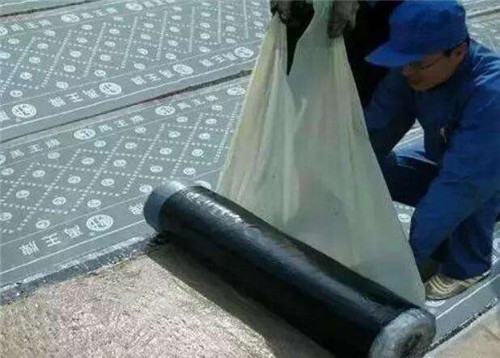 自粘卷材怎样施工方法 自粘防水卷材铺设要注意什么(图2) 自粘卷材怎样施工方法 自粘防水卷材铺设要注意什么(图2)