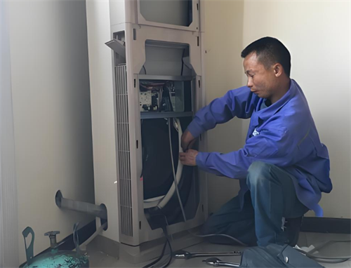 柜机空调内机漏水出来是怎么回事(图3) 柜机空调内机漏水出来是怎么回事(图3)