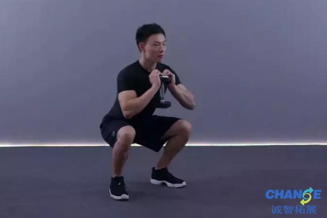 哑铃深蹲的好处 哑铃深蹲怎么练